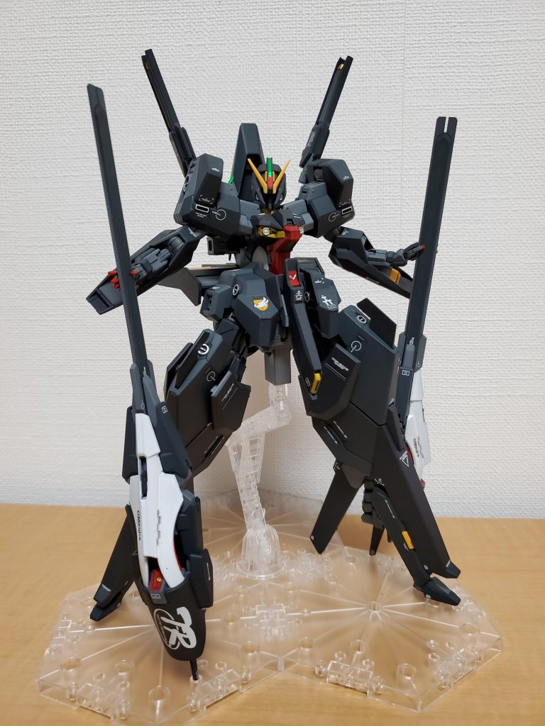 フルドドⅡ無しのハイゼンスレイⅡ
定番のポーズです。筋彫りでのディテールアップなどは行っておらずデカールを多めに貼って情報量を増やしています。