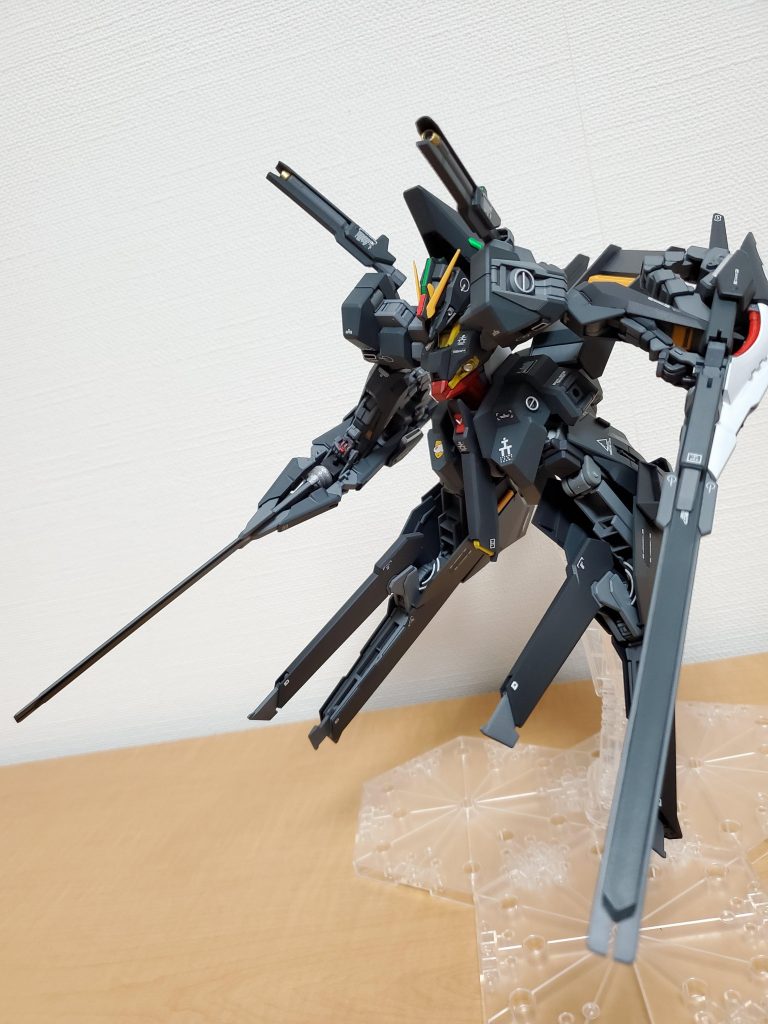 ガブスレイのコンセプトを継承しているということでキットでは中間形態も再現できます。
個人的にはこの形態が一番好きです！