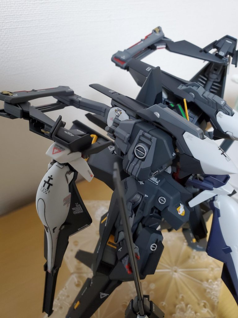 フルドドⅡを装備したラー形態では強化型ウィンチキャンを2つ装備しますがこちらもデカールで情報量を増し増しにしています。
股間部のウィンチキャンはジ・OⅡを作成するまでの試行錯誤の一環です😅