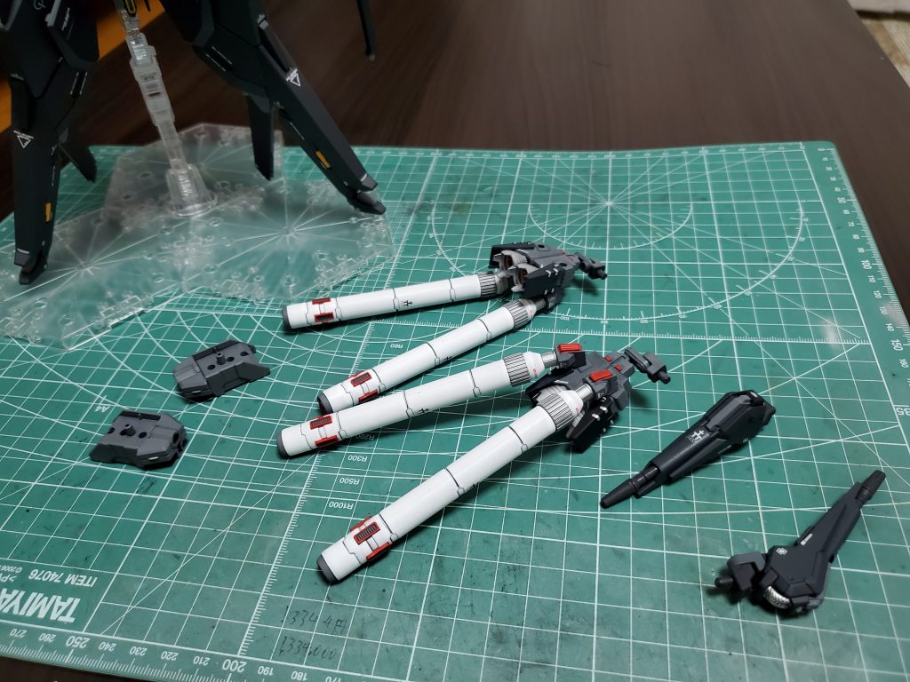 左からフルドドⅡとミサイルコンテナの接続パーツ
増設スラスター+プロペラントタンク
サイドスカートのメガ粒子砲
元々存在する本体の3ミリ軸に差し込みます。