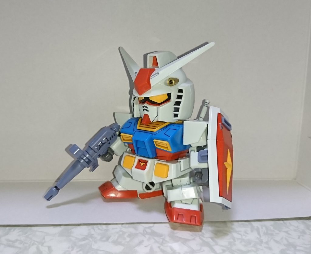 シールドはそのままだとグレー一色。
シールで色分けを再現されてます