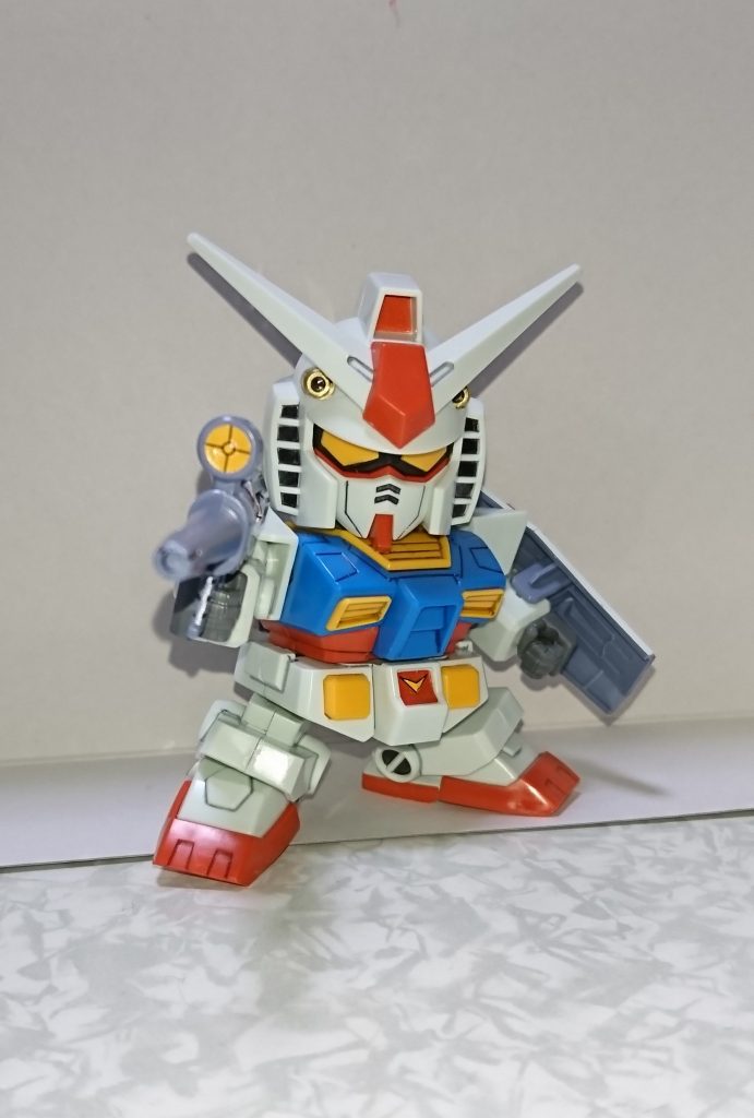 クロスシルエットのSDフレームより可動域は高いです。
付属品は少ないですがガンダムの代表的な装備なので気になりません。
爪先も動くので飛行ポーズも決まりそう