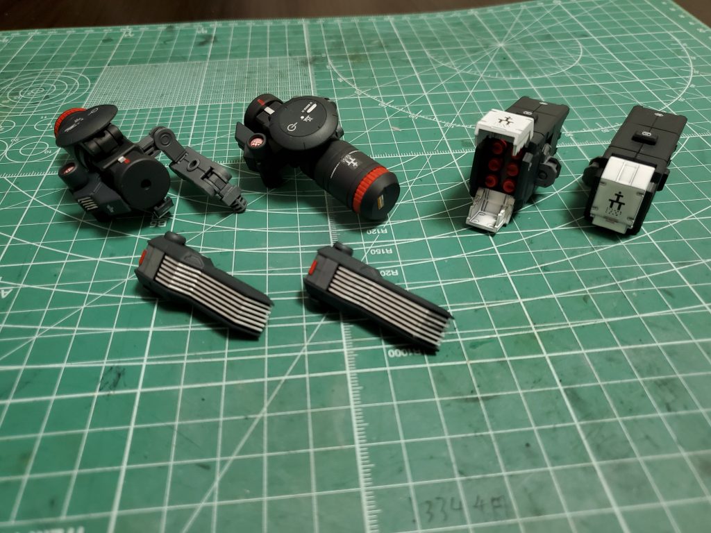 ビームガトリングの基部パーツ
ミサイルコンテナ
ミサイルコンテナ下部に増設するスラスター
ビームガトリングの基部パーツはフルドドⅡ付属のパーツを用いて直接フルドドに接続します。
ミサイルコンテナはフルドドⅡとの間に接続パーツを設けました。