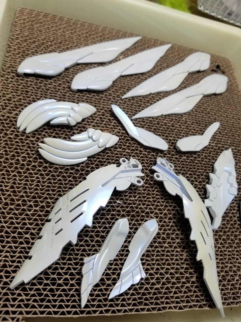 翼にはパール塗装。色々試した結果、MR.クリスタルカラー.サファイアブルーを選択。その後、光沢クリアーでコーティング。