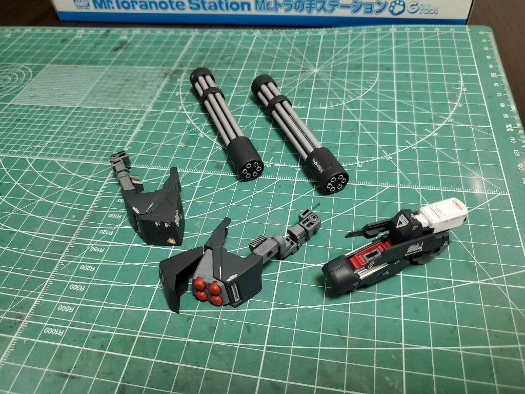 胸部装甲、ビームガトリングの銃身
Iフィールドユニット+ハイメガキャノン
胸部装甲は本体に引っ掛けるようにして装備しています。