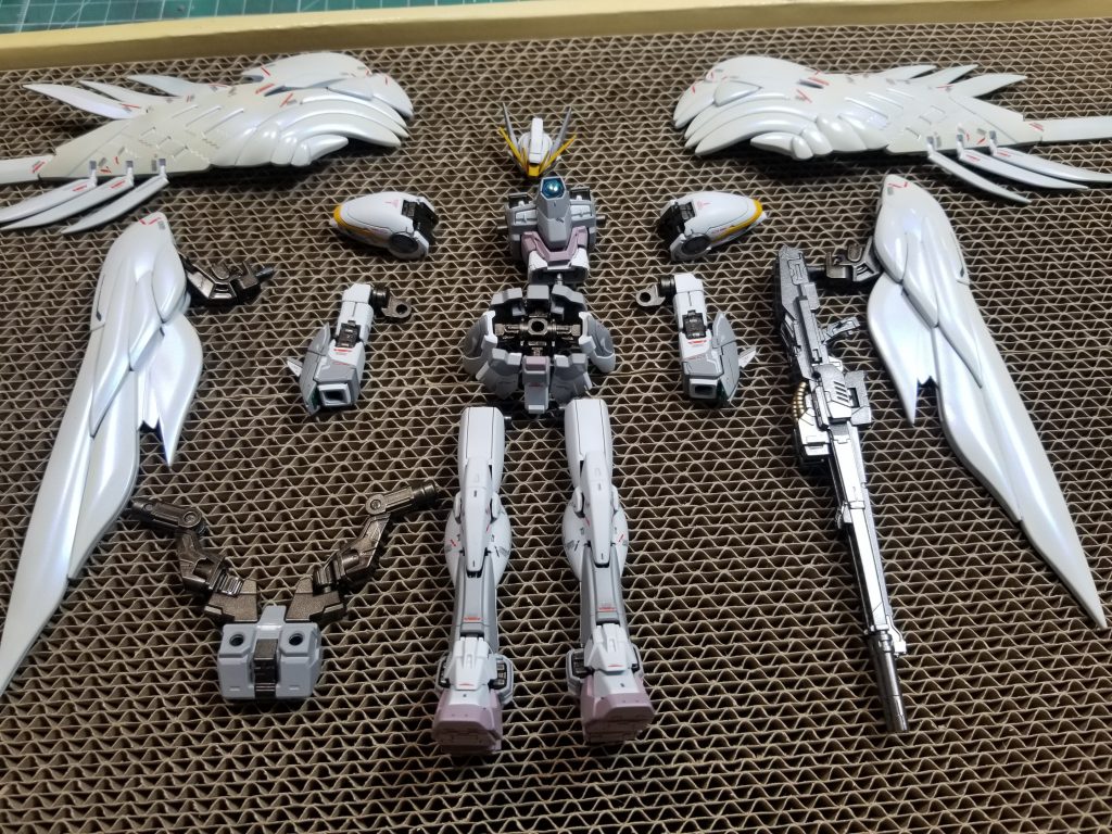 最終段階。わくわくしますね!
パーツ同士や指の爪で擦れて塗膜が剥げない様に。
最後まで油断大敵です。