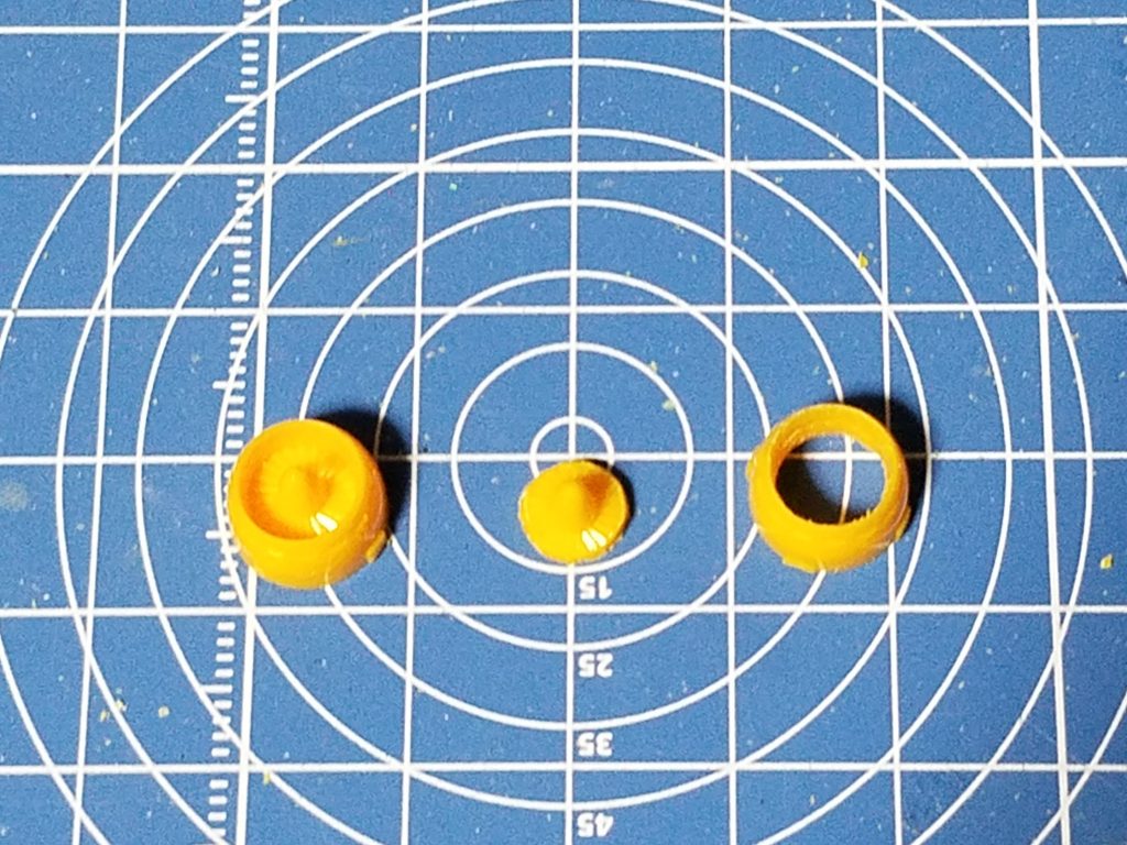 エンジンのファンも切り離し、塗装後に接着することで塗り訳が楽に。