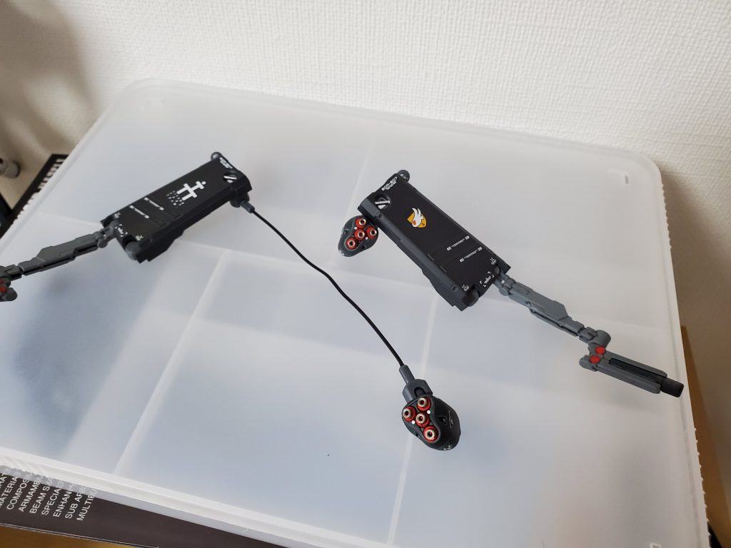 優先式スプレッドビーム砲は別パーツで再現しました。
フロントアーマーの接続はボールジョイントを用いており柔軟に動かせます。