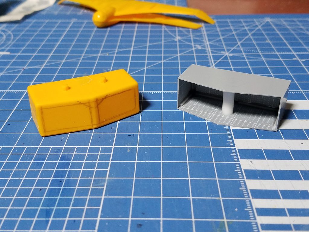 コンテナの製作。
強度保持のため、中央に5.0ミリ(だったかな？)のプラ棒を支柱として接着。
キットのコンテナにディテール追加用の落書きが書き込まれてますが、それはやめました(笑)