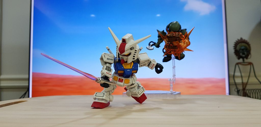 I download some pictures of desert from internet and upload to TV screen to be the background.インターネットから砂漠の写真をいくつかダウンロードし、テレビ画面にアップロードして背景にします。