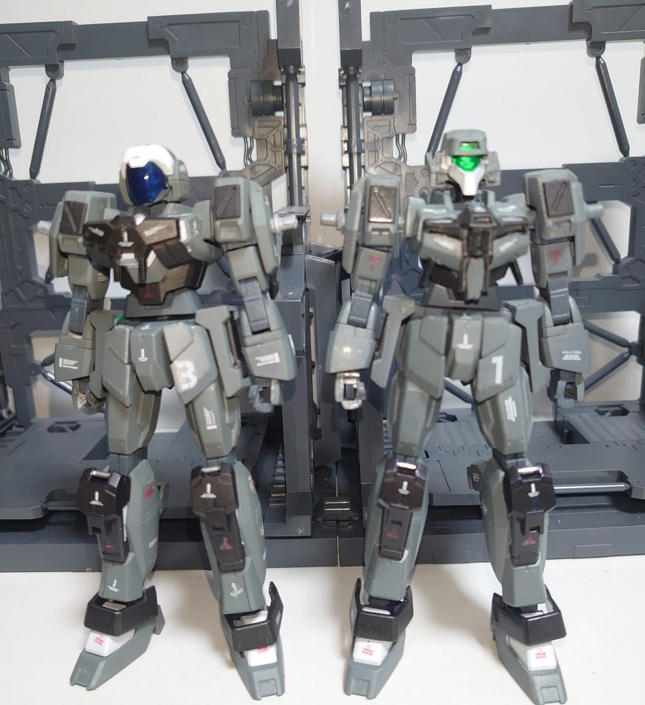 アクティブアデル（一般機）と比較
一般機との差異は頭部・胸部・脚部になります。
頭部は30mmのアルト空戦仕様、胸部はアルト指揮官用アーマーを使用しています。
肩部には3mm軸を追加。
また、頭部デザインの変更に伴って首の接続軸を新造して延長しています。