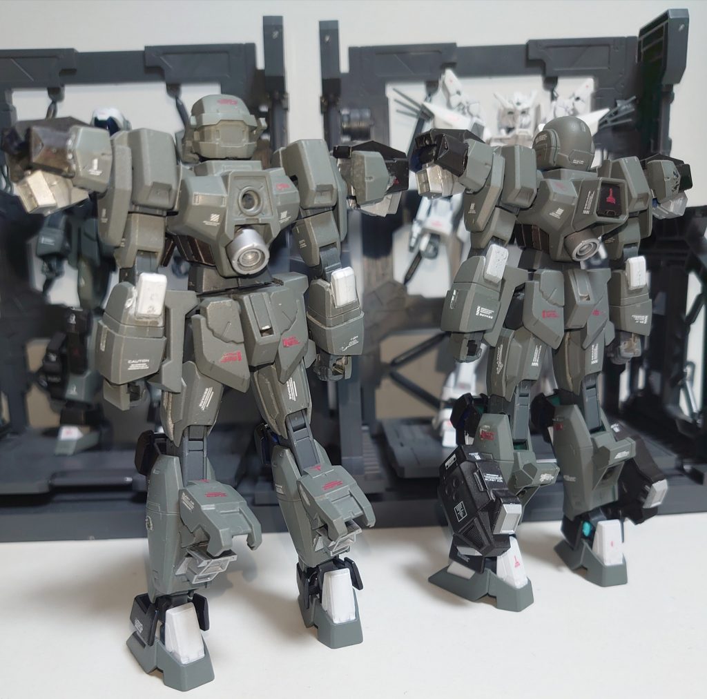 一般機との最大の違いは脚部です。
一般機のスラスターは外付け式となっていますが、指揮官機は内蔵式となっています。
これによって外付け装備無しでも推力・揚力に余裕が生まれ、脚部ハードポイントが自由に使用可能になりました。（という設定）