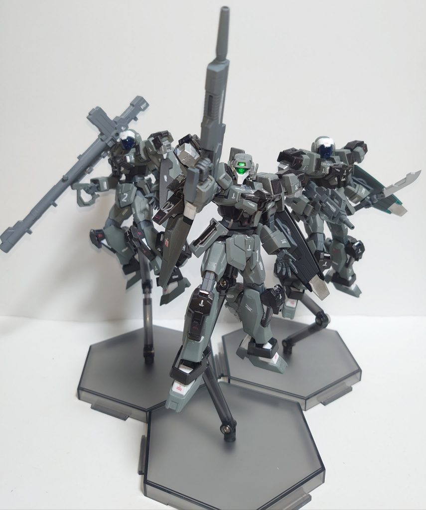 ## 機体解説
*RGE-G1499AC(S)　アクティブアデル指揮官型*
ストライカー計画において同部隊で運用されたアデルの改修機。
Ｇストライカーに追従するため、機動性の強化が図られている。
本機は同計画で６機が建造されたアクティブアデルの１機で、部隊の指揮官の登場を想定した改修が行われている。
同機の中でも後期に開発された機体ではあるが、先行機からのフィードバックによって、より洗練された機体となっている。
高価なＧストライカーとのハイローミックス構想に基づいて、アデルからの安価な改修によって性能を引き上げるというコンセプトはそのままに、本機では一部にＧストライカーのパーツを用いることで、さらなる性能の向上が図られている。
本機はいわゆる安価版Ｇストライカーであり、共通の生産ラインを用いることでコストパフォーマンスも良好とされている。
一方で、操縦性・航続距離の面から依然として乗り手を選ぶピーキーな機体である。

*ストライカー計画の機体についてはこちらから*
・[Ｇストライカー１号機](https://gumpla.jp/hg/272141)
・[Ｇストライカー１号機（トルネードユニット装備）](https://gumpla.jp/hg/356602)
・[Ｇストライカー２号機](https://gumpla.jp/hg/278005URL)
・[Ｇストライカー２号機（格闘仕様）](https://gumpla.jp/hg/278180)
・[Ｇストライカー量産型](https://gumpla.jp/hg/363933)
・[アクティブアデル１番機](https://gumpla.jp/hg/290075)
・[アクティブアデル２番機](https://gumpla.jp/hg/378504)