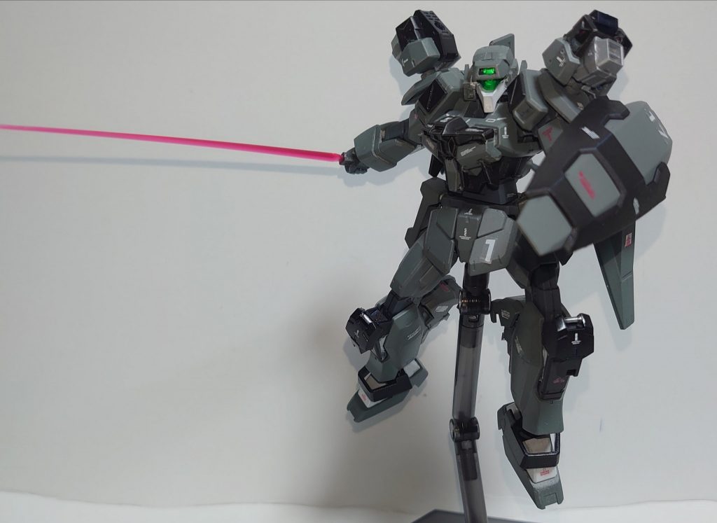 *・ビームサーベル*
サイドスカートに収納された連邦軍標準規格のビームサーベル。