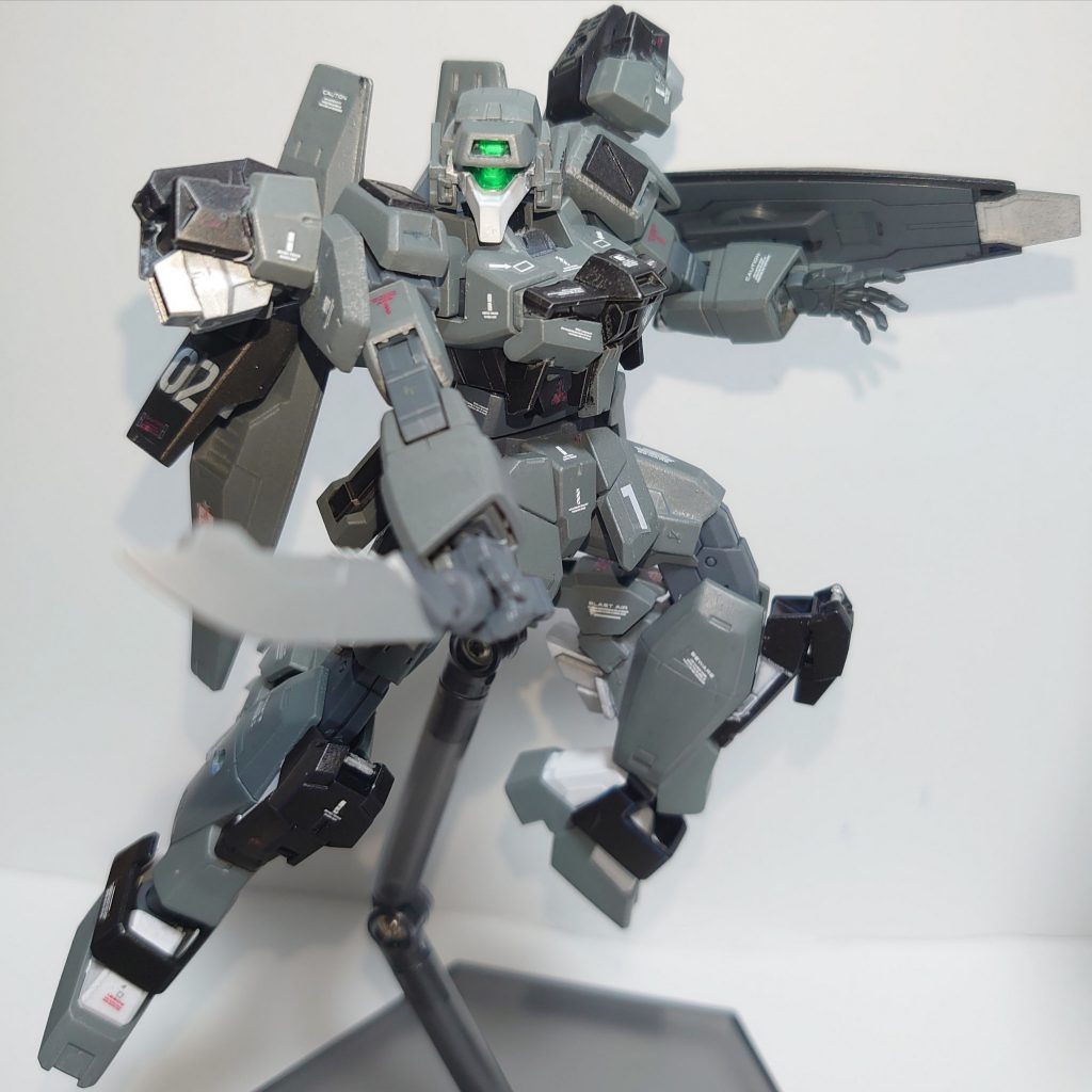 *・対装甲コンバットナイフ「ファイティングバヨネット」*
膝部装甲に収納されたコンバットナイフ。Ｇストライカー、アクティブアデルの共通装備で、装甲の隙間を狙って突き刺すため、刃渡りが長めに設計されている。

M.S.Gのユナイトソード付属のナイフから製作しています。
僕の趣味で、ビームサーベルより出番の多い武器です（笑）。

以下おまけ