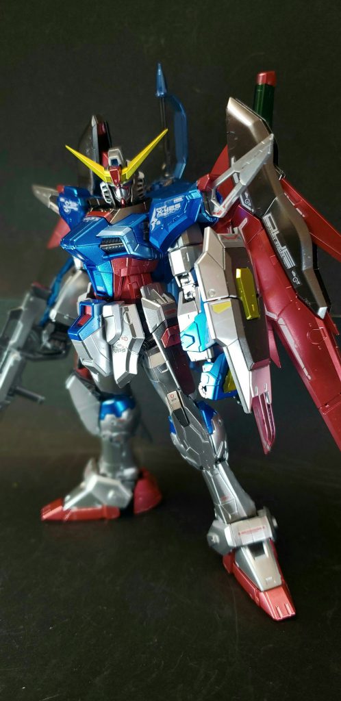 最新型の動力機関であるハイパーデュートリオンエンジンの搭載によって獲得した膨大な出力を多彩かつ強力な兵装群に用いており[9]、外部装備なしでも恐るべき総合性能を持つ[17]。さらに、インパルスに用意されていたフォースシルエット、ソードシルエット、ブラストシルエットの各武装を統合・高性能化して装備することに成功した。これにより、いかなる戦闘距離においても、敵機を圧倒する最大の攻撃力と驚異的機動力を発揮する