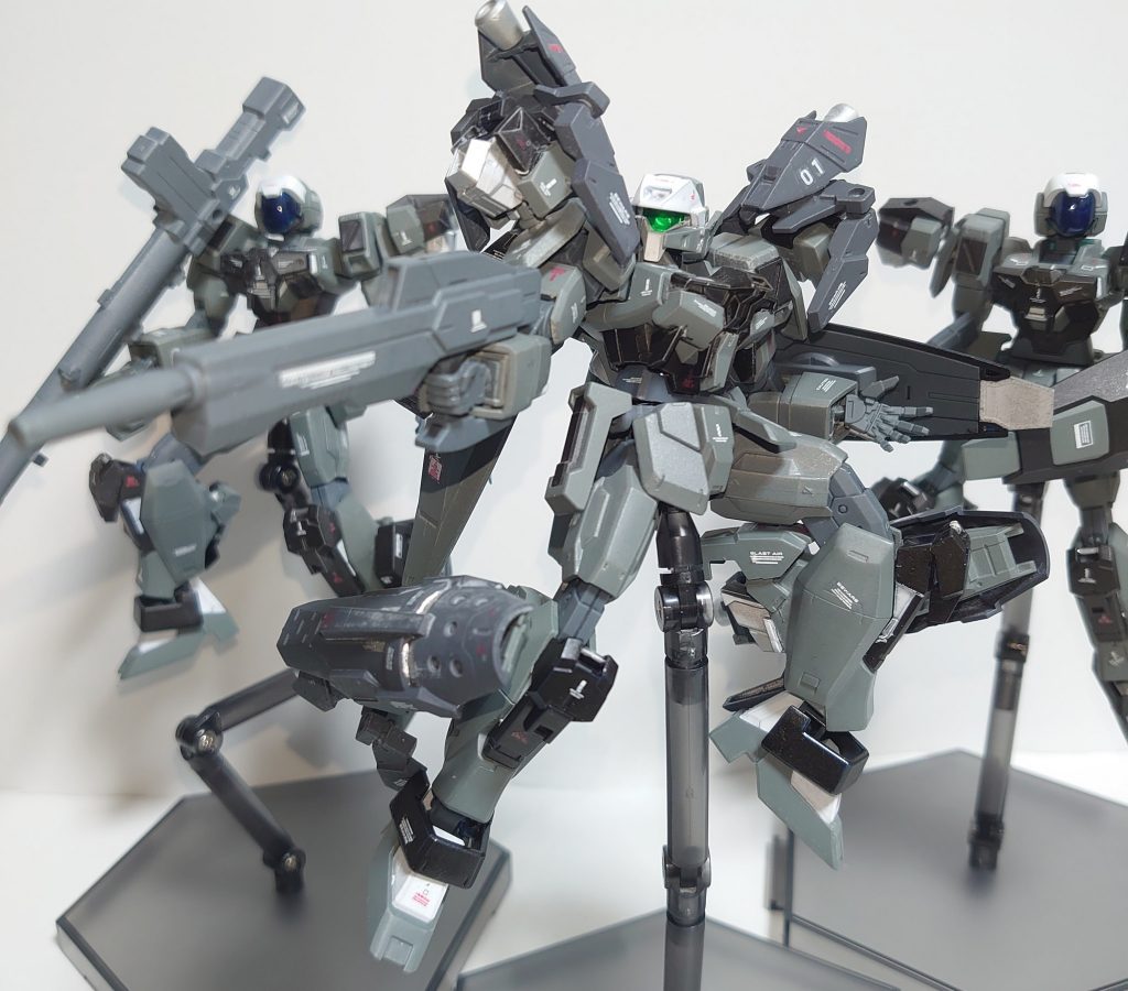 ## 機体解説

*RGE-G1499AC(S)　アクティブアデル指揮官機ＦＡＳＴパック装備型*
ＦＡＳＴパックはストライカー計画において開発されたオプションパックの一つである。
RGE-G1499(AS)はRGE-G1100からの安価な改修でありながら、RGE-X-GS1701Ｇストライカーに追従可能な機動性と、大気圏内飛行能力を得た機体であるが、同機を運用する上で稼働時間と航続距離の問題を抱えていた。
その解決策で考案されたのが増槽ユニットである本ＦＡＳＴパックである。
本装備は追加の推進剤タンクであると共にアクティブスラスターを発展させた可動式スラスターの機能も備えており、機動性・防御力・航続距離の向上化を可能としている。
アクティブアデル自体の配備数は少数機に留まったが本兵装の設計思想は後のRGE-G2100クランシェにも取り入れられ、スーパークランシェとして大戦末期に実用化されることとなった。

*ストライカー計画*
A.G.157年。アデルからクランシェへの転換期に、現行第二世代機を対象としたＭＳ開発計画である。
パイロットの育成に問題を抱えていたRGE-G2100クランシェとは別路線で現行第二世代機の熟練パイロット向けに、基礎性能・大気圏内での運用性の向上化を行った現行第二世代機を配備することでの戦力の拡大を目的としている。
計画の要となるのはRGE-G1600 Gバウンサーの強化発展型に当たるRGE-GS1701 *Ｇストライカー*である。

*Ｇストライカー計画の機体についてはこちらから*
[・Ｇストライカー１号機](https://gumpla.jp/hg/272141)
[・Ｇストライカー１号機（トルネードユニット装備型）](https://gumpla.jp/hg/356602)
[・Ｇストライカー２号機](https://gumpla.jp/hg/278005URL)
[・Ｇストライカー２号機（格闘仕様）](https://gumpla.jp/hg/278180)
[・Ｇストライカー量産型](https://gumpla.jp/hg/363933)
[・アクティブアデル１番機](https://gumpla.jp/hg/290075)
[・アクティブアデル２番機](https://gumpla.jp/hg/378504)
[・アクティブアデル指揮官機](https://gumpla.jp/hg/382814)