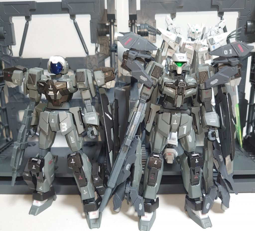 一般機と比較。
各部の形状変更の他、追加装備でガラリと印象が変わることを目指してみました。