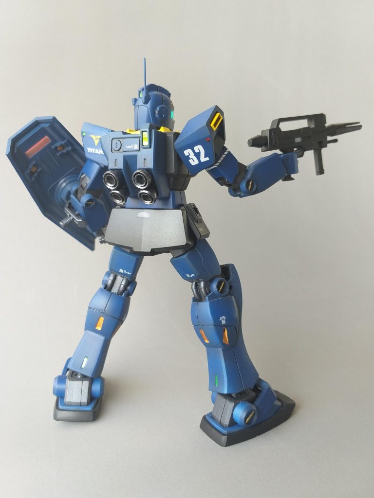 マーキングはMGジム・クゥエルを参考にうるさすぎない程度に貼ってみました。
肩アーマーのスラスターは、怪我の産物とはいえ、交換して結果良かったなと思っています。