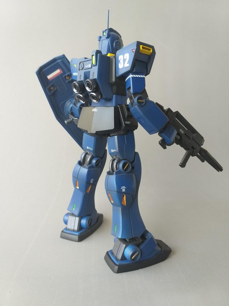 カラーリングはガンダムマークⅡを参考にしました。

青はクレオスのブルーエンジェルスのブルー。
グレーサフ→シャドー→青で軽くグラデにしようと頑張りましたが、ほぼ塗りつぶしになってしまいました。（苦笑）
残りの色はタイ製スカルカラーをそのまま塗りました。

センサー類はバイザーの内側を除いて塗装せず、全て携帯電話用のデコシールを使いました。キラキラ光る奴は普段から使えそうなやつがないかチェックして、見かけたら買うようにしています。