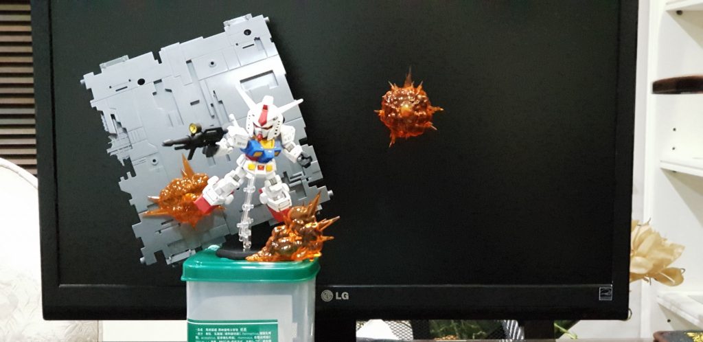 I use some clay to fix the explosion effect on the LCD screen.液晶画面の爆発効果を修正するために、粘土を使用します。