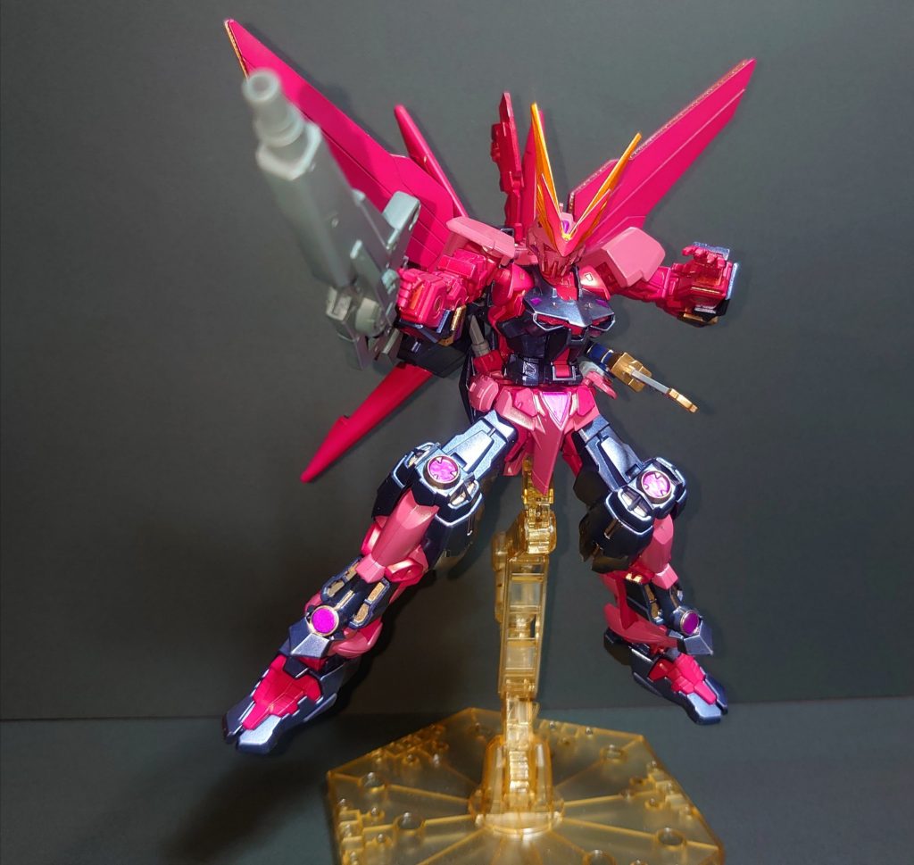 ライフル装着
ライフルは逆手持ちです。
理由は背中のジョイント部分から外すときに自然と持ちやすい持ち方になるからです。