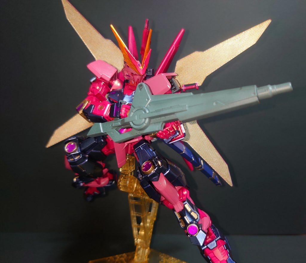 Xブラスターモード
フライトユニットのウイング部分を展開。
羽が開くのはなんかかっこいいから!というのもありますが母艦から信号を受信するためでもあります。
