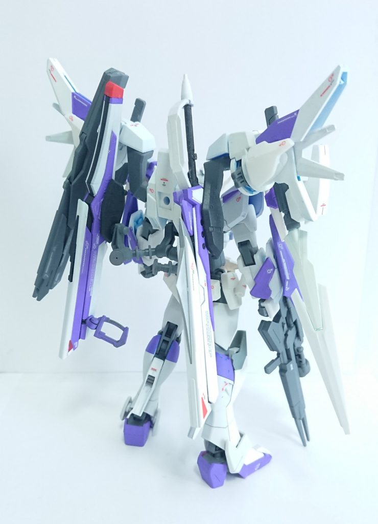 近接特化形態両肩のデスティニーユニット、新たに追加された対艦刀、ビームサーベル、ロングブレイドが特徴的な形態