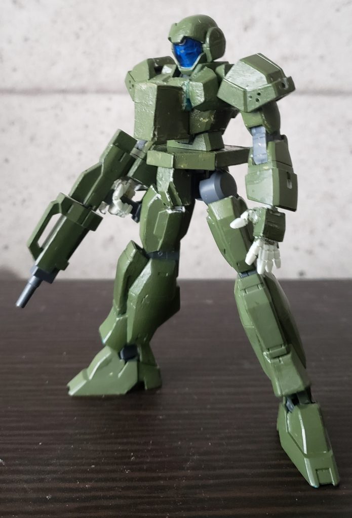 前版の画像。肩部装甲の垂れと銃口の色違いが大きな差異である。