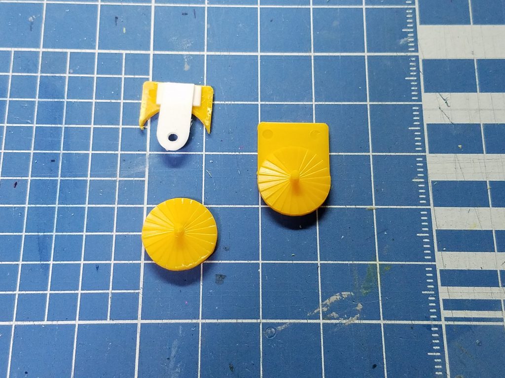 脚部のファンは、切り離すだけだと再接着は困難なので、受け軸を0.5ミリのプラ板で製作。(受け軸0.5ミり＋高さ調整0.5ミリ)