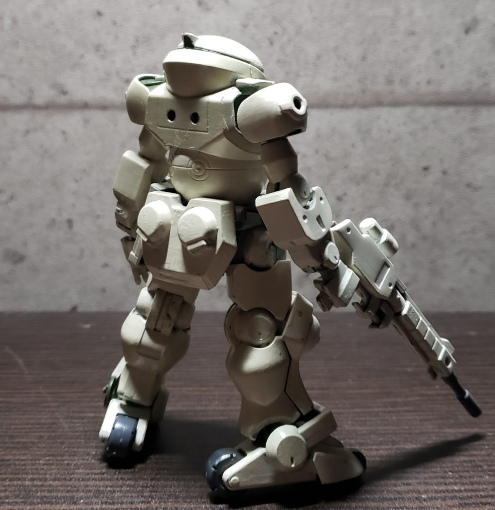 背面には2穴。本来付属する箱のほか様々な装備に対応する(はず)。
手元の武器とあわせ多様な種類が用意出来そうである。