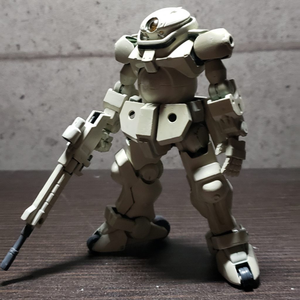 頭部センサーはキット付属シールを使用。
脚部はランナーの都合上付属する余剰部品を使用。その他は特になく合わせ目やパーティングライン(プラモ製造の都合上出来る線状の樹脂の盛り上り)を消し、セールカラーと白を適当に混色して筆塗り塗装で仕上げ。