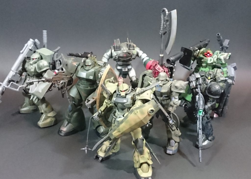 参加したチームメンバーとの集合写真
設定として密林地帯のジオン残党軍
それぞれ近接戦闘型、支援等の役割を決めて、更に迷彩塗装をするというのを主なテーマとして作製しました。
中央のグフを隊長機として
ゲルググ、ゾゴック、ザクII改、旧ザク、ザクスナイパー、ドムトローペンで構成された混成部隊
自分のドムトローペンは銃火器による火力支援という役割です
個人でなくチームとして作製して参加するというのは経験したことがなかったのでとても新鮮な気持ちで楽しかったです