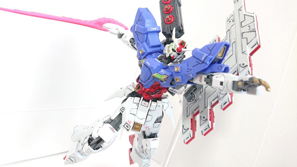 ビームトマホークを持って急接近のポーズ。RX-78-2もこういうポーズとってた気がする...