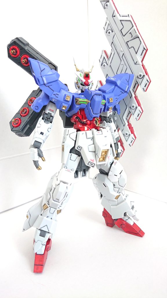 まずは仁王立ち。道具の関係上スミ入れはかなり濃くなってます...w
変更点としてはサザビーと同じ、腹部メガ粒子砲、ファンネルラックを2つ搭載しています!