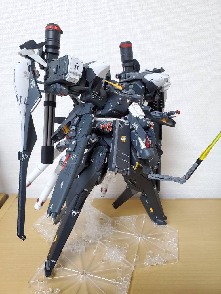 ジ・Oの後継機ということでフロントスカートの隠し腕を搭載。スプレッドビーム砲等を装備しており近接での自衛力はそれなりに高いが格闘兵装は隠し腕のサーベルのみ。