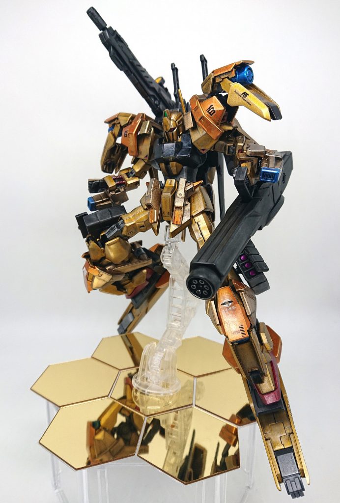 射撃戦装備は、肩キャノン(ビームライフル?)とガトリング、足のミサイルポッド