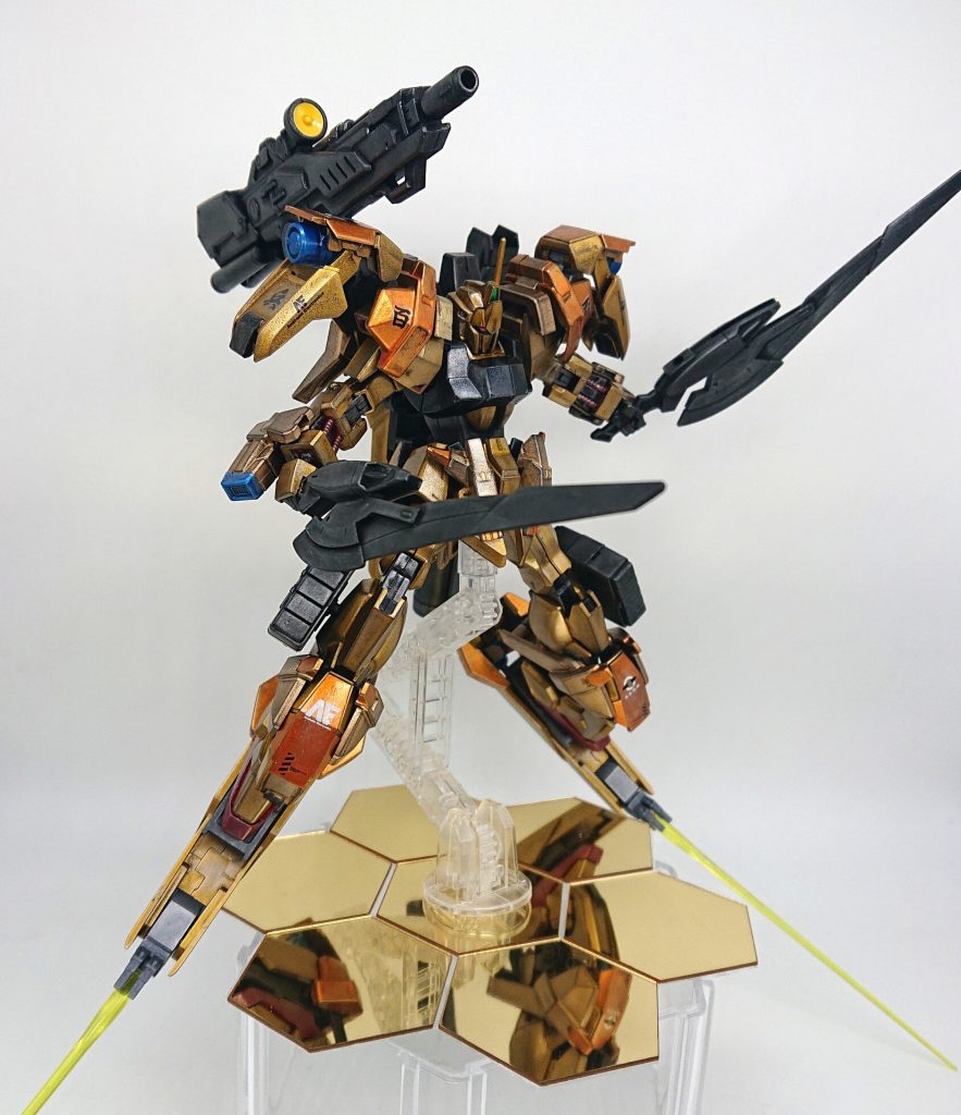 格闘戦装備は、マーズフォーの大きい剣に両足のビームサーベル