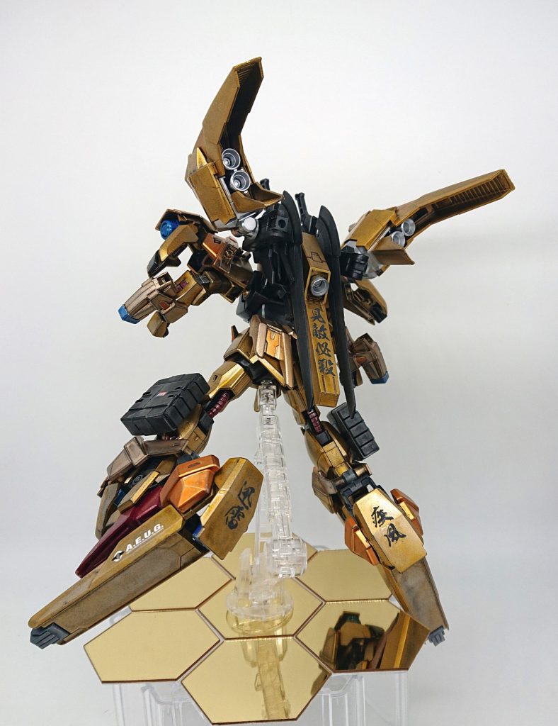 フルバーニアン形態の後ろ姿
台座は少し前にTwitterで話題になった100均素材で作りました。