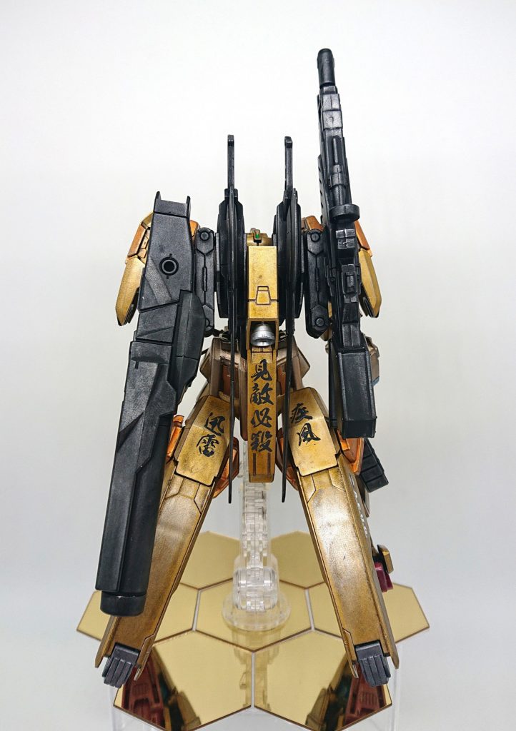 武装はマーズフォーウェポンズにフルアーマーガンダム7号機とガンダムレオパルド・ダ・ヴィンチのものをアームアームズで接続。
あとは真ん中にライトニングバックパックウェポンシステムMk-Ⅱのパーツを少々。
漢字デカールは自分の好みです(о´∀`о)