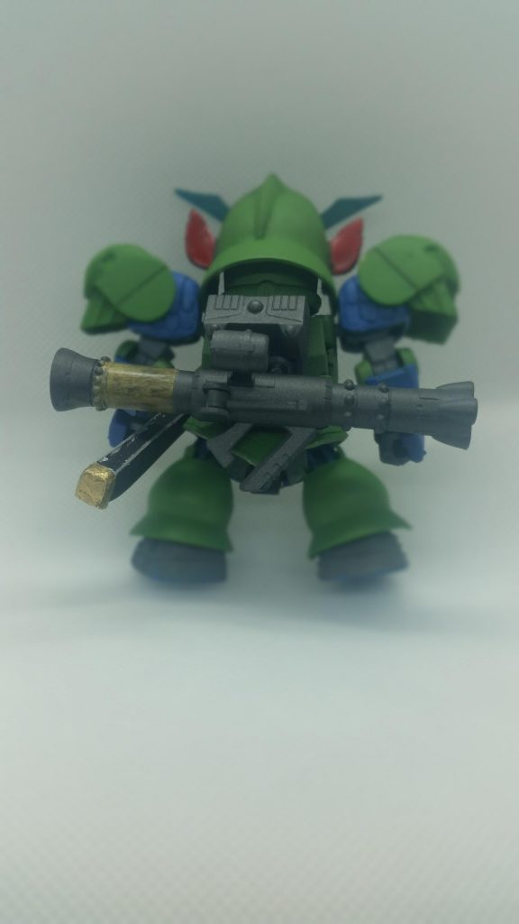 鎧を着けてバズーカを両手持ち！ＣＳフレームは良く動くなぁ！

ＺＡＫＵⅡの下半身を使ってるので腰に装着可能。

…そして、顔がやっぱり違う…