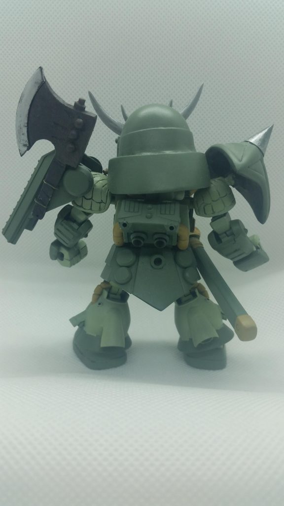 後ろ姿。
真鍮線で鉄斧を肩鎧に付けれるようにしてます。