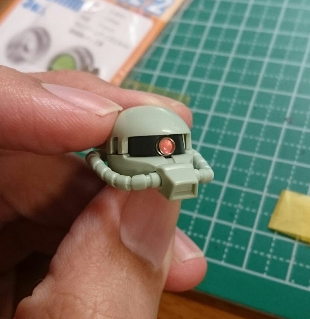 モノアイ部分はハイキューパーツのSP PLATE 2（2.5mm）とHアイズを使用しています。ピンバイスで黒部に穴を空け、瞬着でモノアイを貼り付けています。