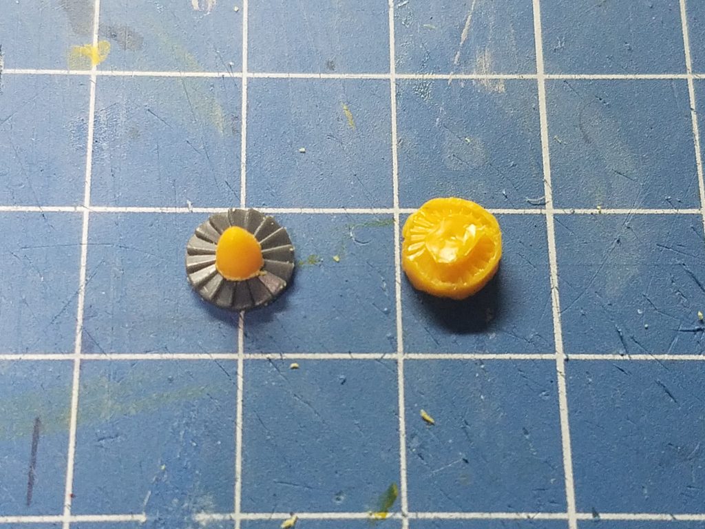 切り離す際にガタガタになったので、コトブキヤの市販パーツに置き換えました。
径は7.0ミリだったかな？