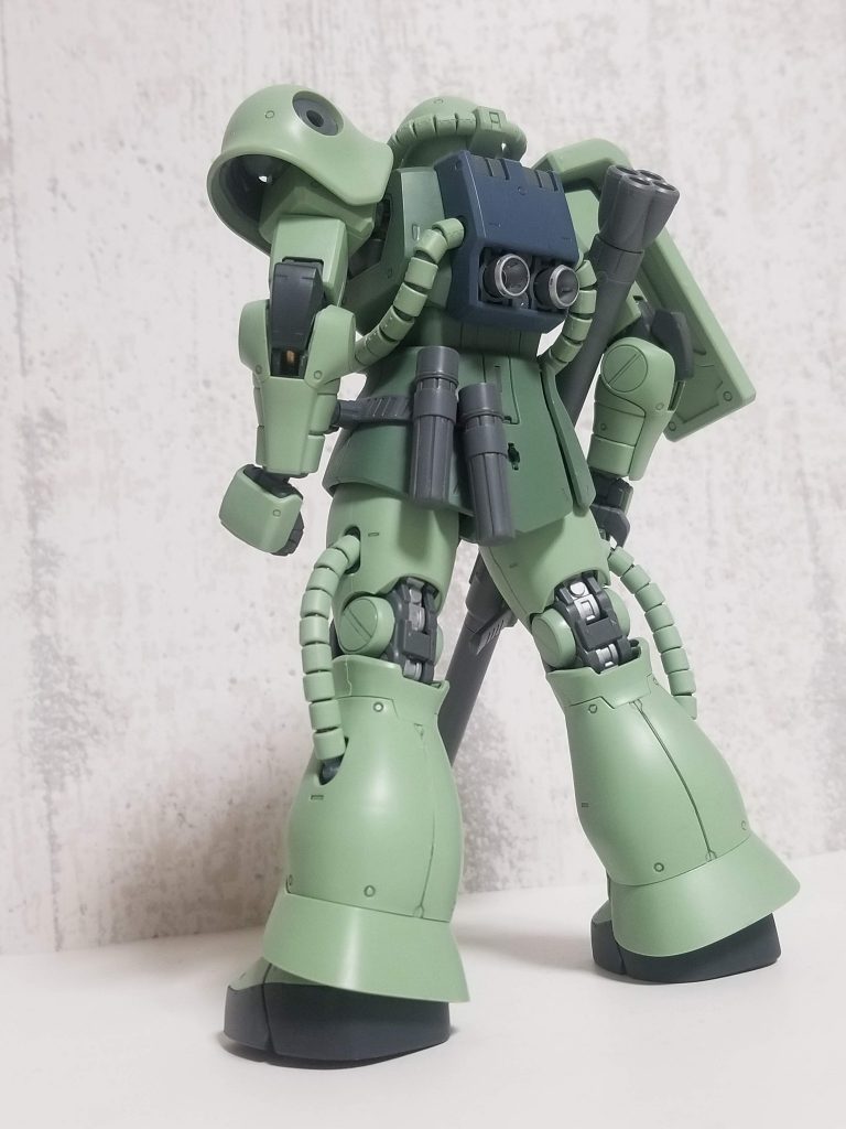 左肩のスパイクが取り外され、バズーカーの予備弾が装備されているのが特徴です。