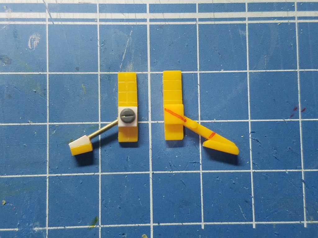 開いたコンテナのシリンダー。
真鍮線を通す箇所の強度を保持するため、0.5ミリのプラ板を貼ってます。
ホントはシリンダー状に真鍮パイプも使う予定でしたが、この大きさなので省きました。