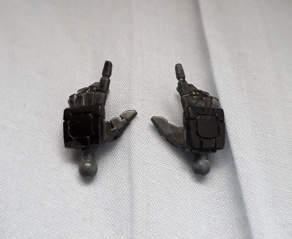 ポーズ用の手首は平手をラジオペンチで曲げただけのお手軽改造です。
キットには左しか付属していなかったので、右は別キットから流用しています。