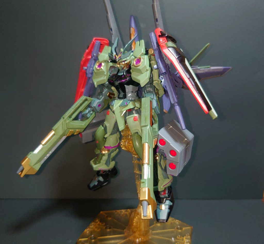 主な武装は両手のガンナイフ
両肩のビームライフルとシールド
両足のミサイルポッド
バックパックのランチャーとなっています。