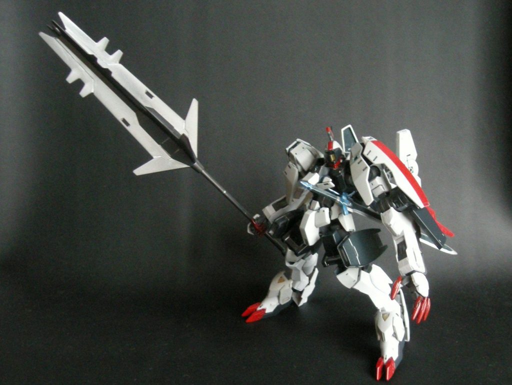 確か、最終戦で撃墜されたバルバトスの部品を盗んで秘密裏に開発された、、、なんて設定だったような。