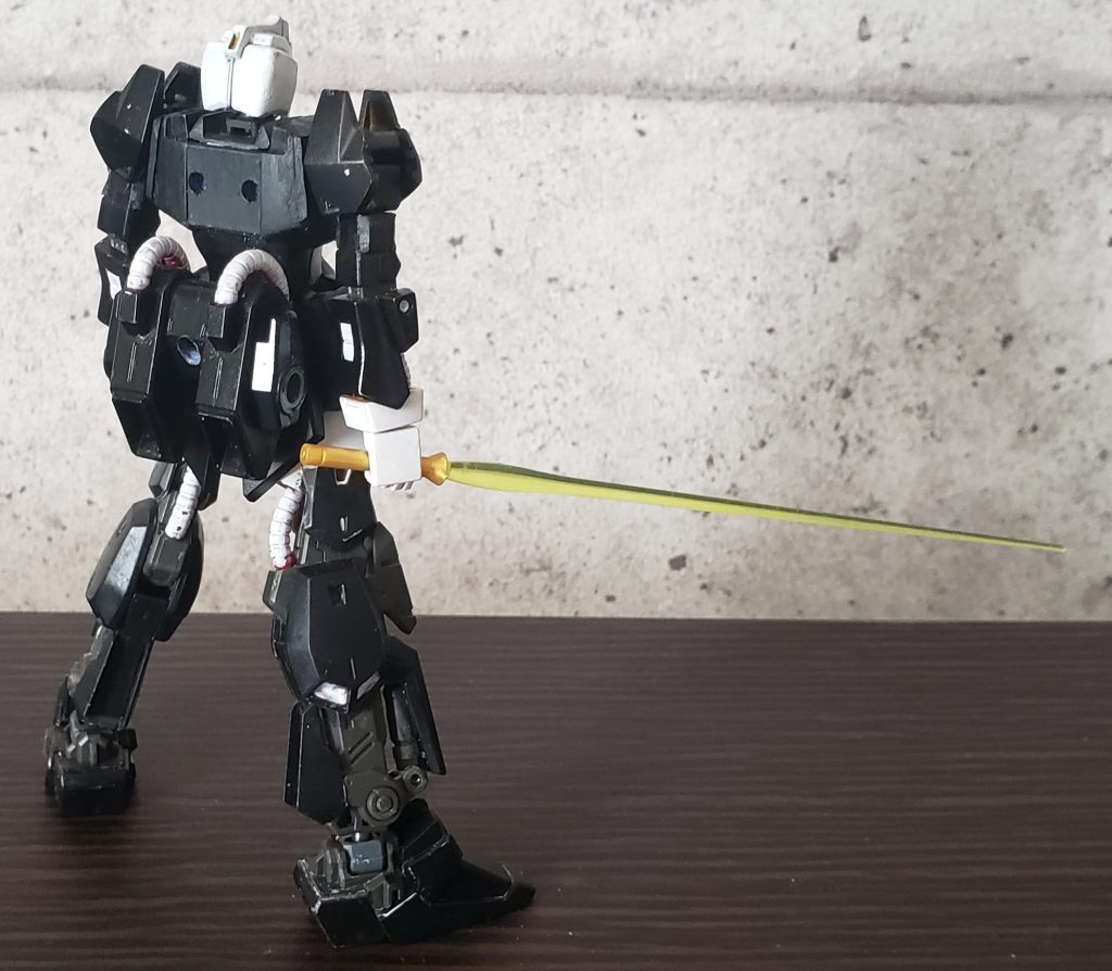 華奢な外観の都合上、肩部端部を切り落とし。専用実体剣の制作は見送り、とりあえずビームサーベルを持たせてみる。
ボトムトップのシルエットの為に背部推進器は腰部に移設。パイプ干渉につき背中の2穴活用は難しいとみられる。